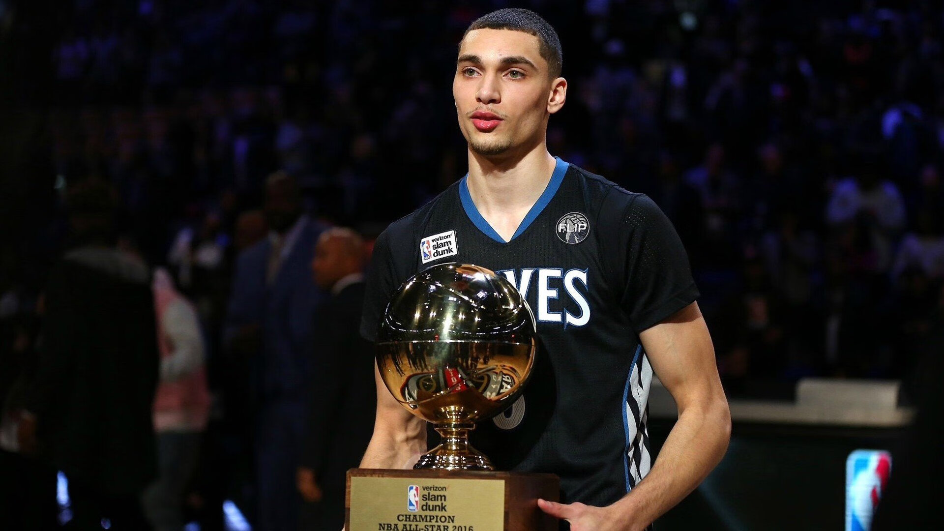 开云网页版-麦基翁冲线时刻引发现场欢呼，麦基翁多大